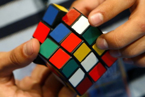 19 травня відзначають день народження кубика Рубіка
